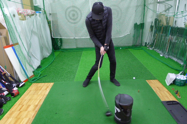 スイングドクター 短尺アイアン 柔らかシャフト』を使って”シャフトの逆しなり”を室内練習で体験 | ちゃばゴルフ